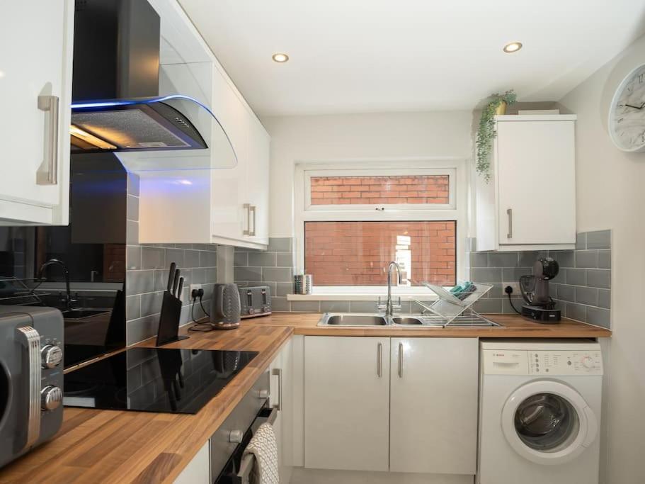 Cozy Townhouse, Walking Distance To Belfast City Exterior foto