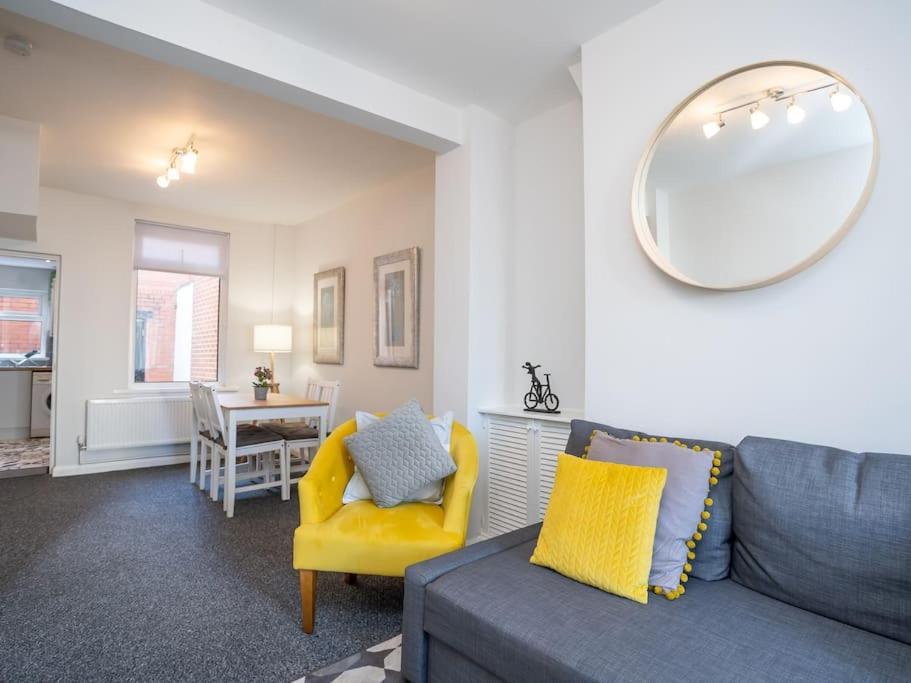 Cozy Townhouse, Walking Distance To Belfast City Exterior foto